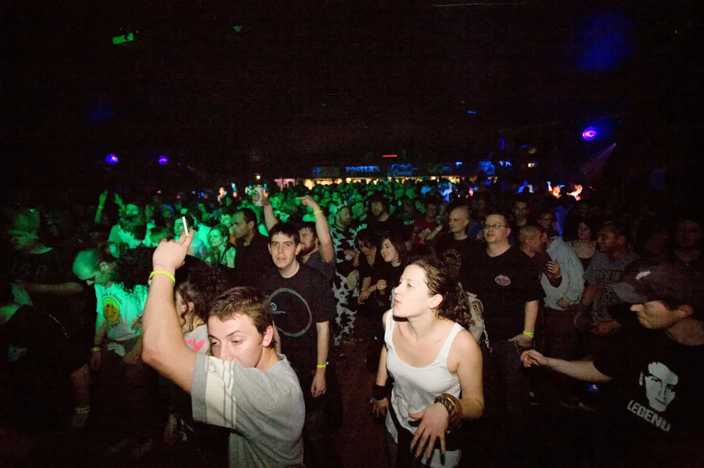Bloc Weekend 2007 — documentary, event and music photograph in Hemsby-on-Sea, Norfolk, UK, frame 36 of 43.